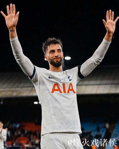 本坦库尔女友社媒晒图：祝大家圣诞快乐